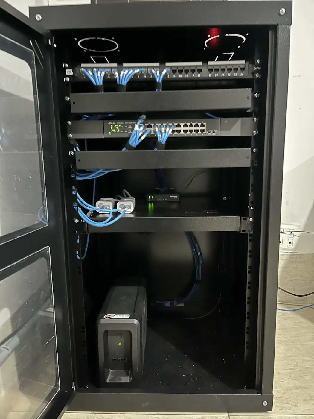 Rack da Pneucam com patch panel e cabeamento alinhado e identificado